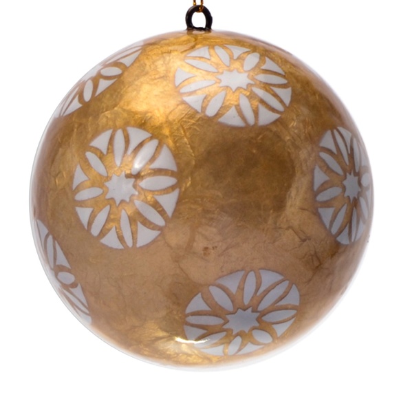 White Daisy Lacquered Hand-made Painted Capiz Christmas Ornament - Picture 1 of 2